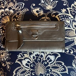 Like new wallet!! Fashionable and roomy!!
